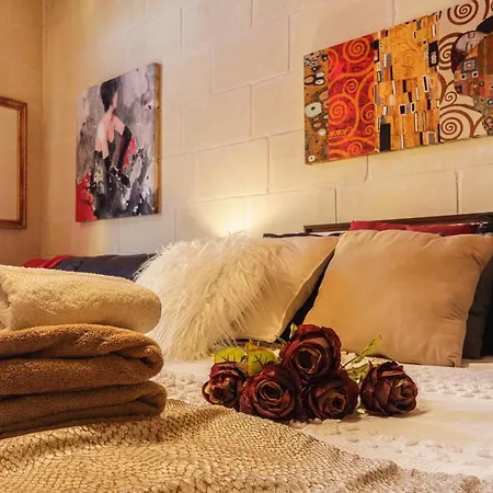 فندق مبيت وإفطار Ajuga Luxury Boutique 4*