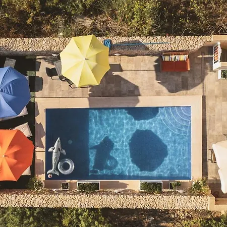 לינה וארוחת בוקר Ajuga Luxury Boutique Qala