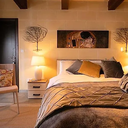 Ajuga Luxury Boutique Couette-café